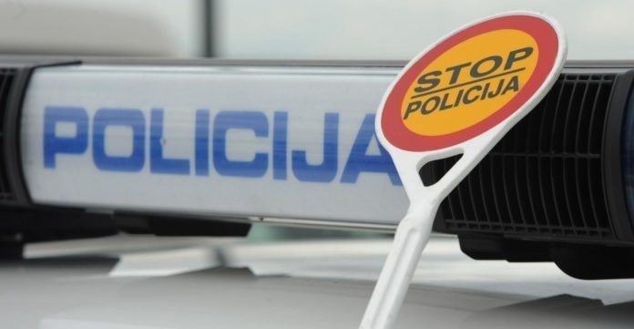 Pao u Okučanima: Vozio bez vozačke, auto u raspadu!